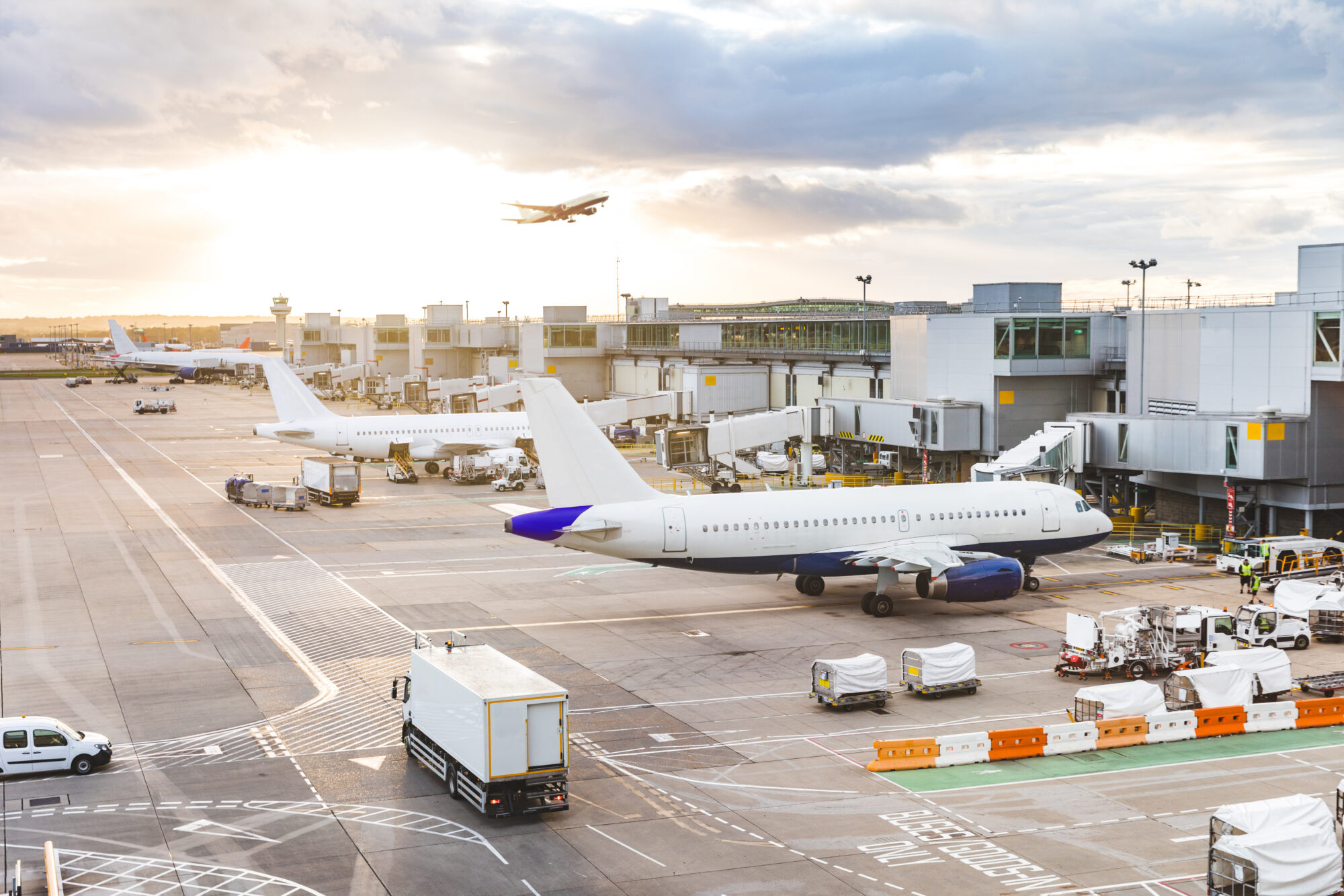 1587587f-airport-919763570