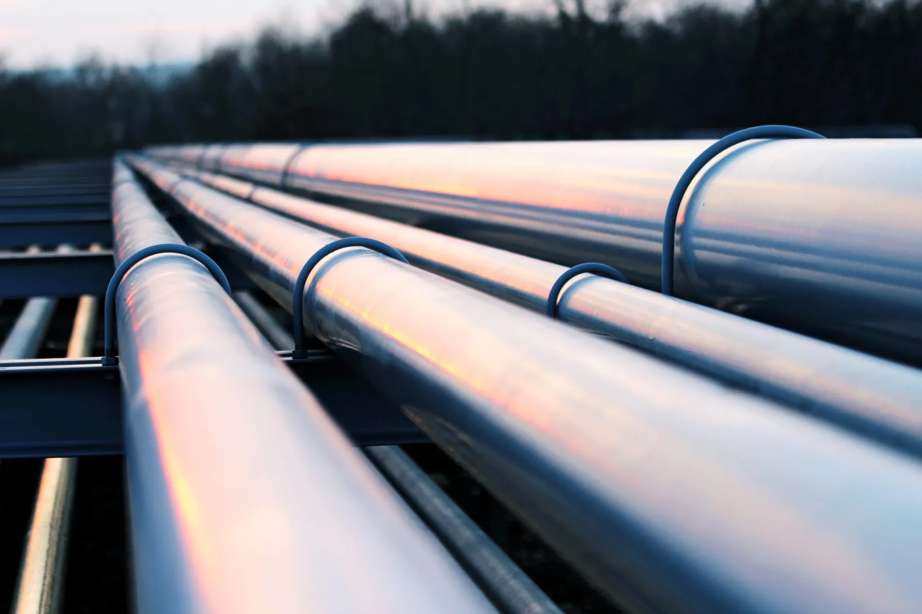 971a17b0-pipeline_and_oil_factory-523357899