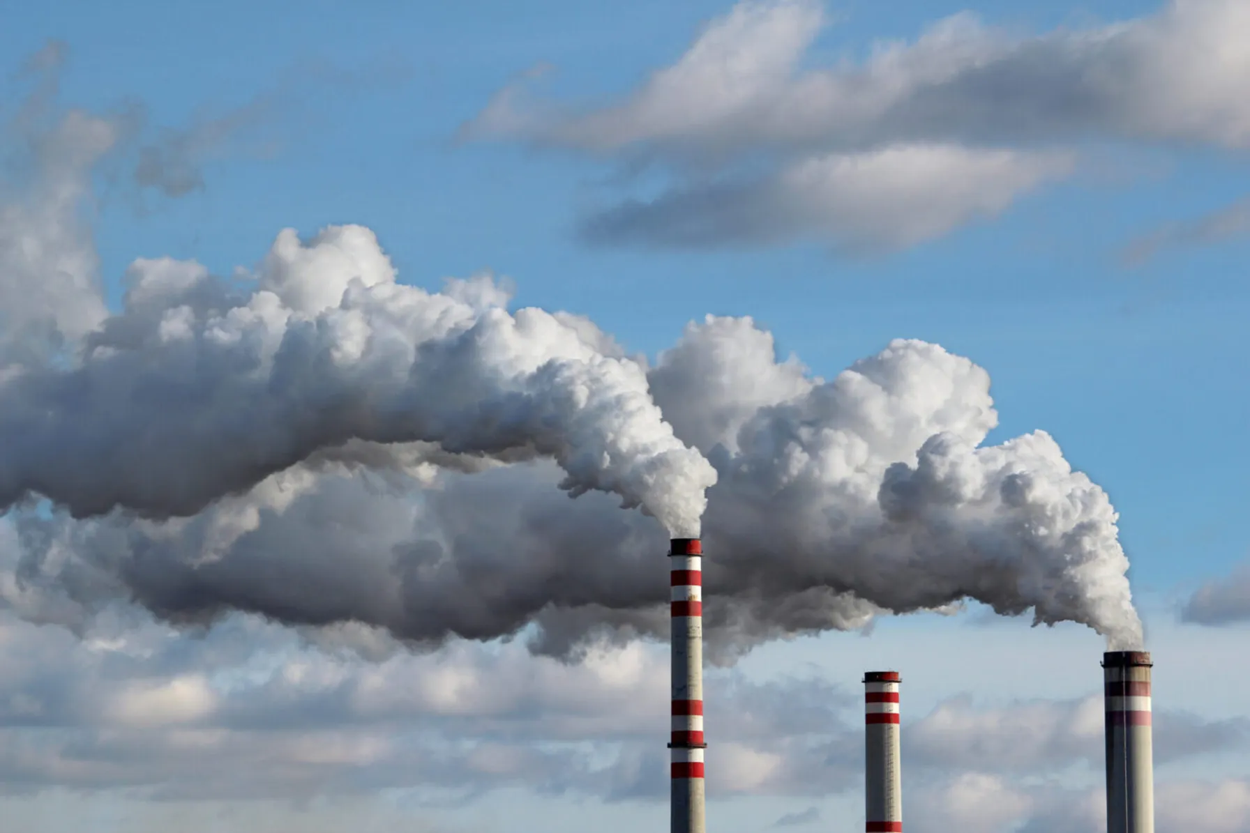 eadbdd0b-detail-of-white-smoke-polluted-sky-167231386-1440x960-1