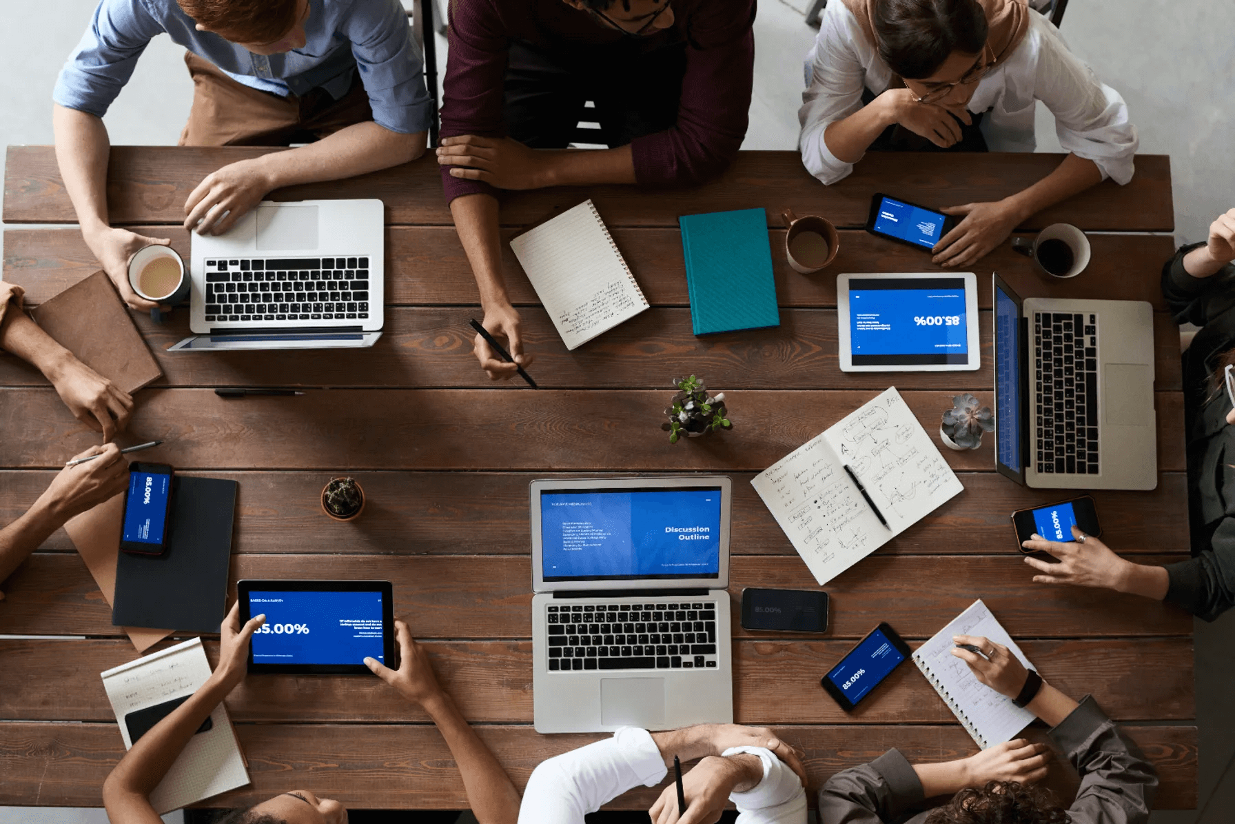 meeting-with-laptops
