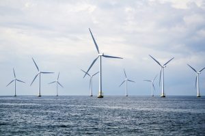 04f010b0-wind-turbines-at-sea-505771725-min