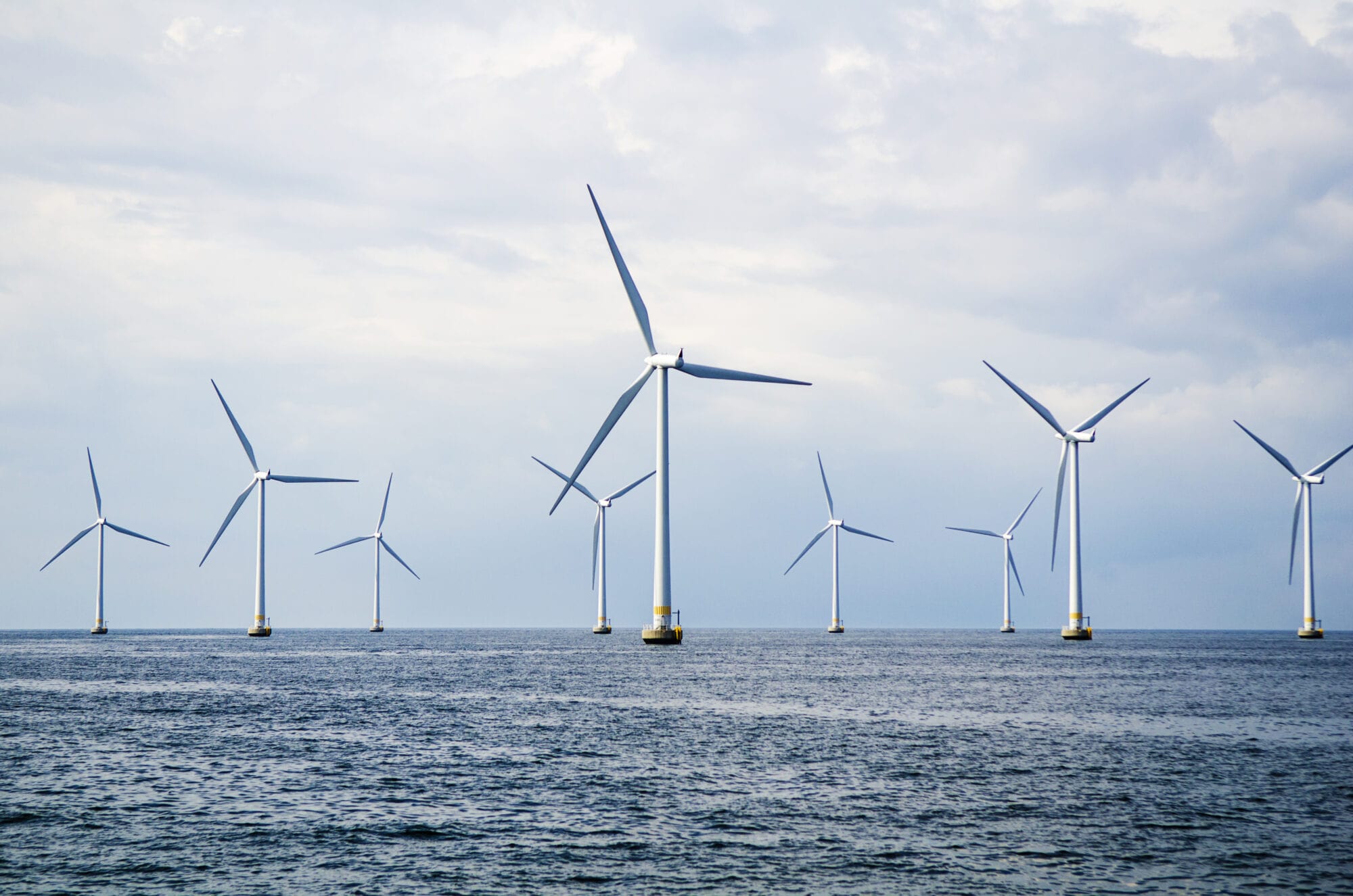 04f010b0-wind-turbines-at-sea-505771725-min