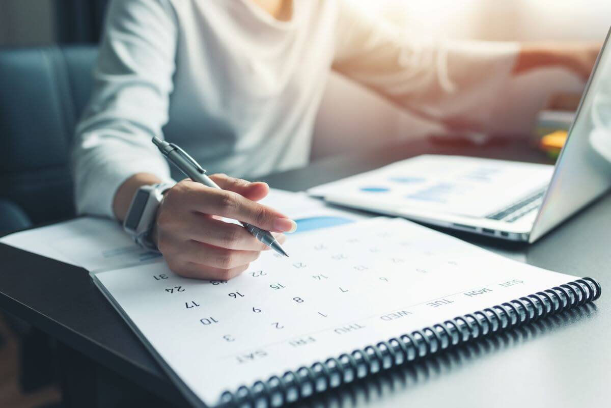 Business-woman-planning-with-calendar