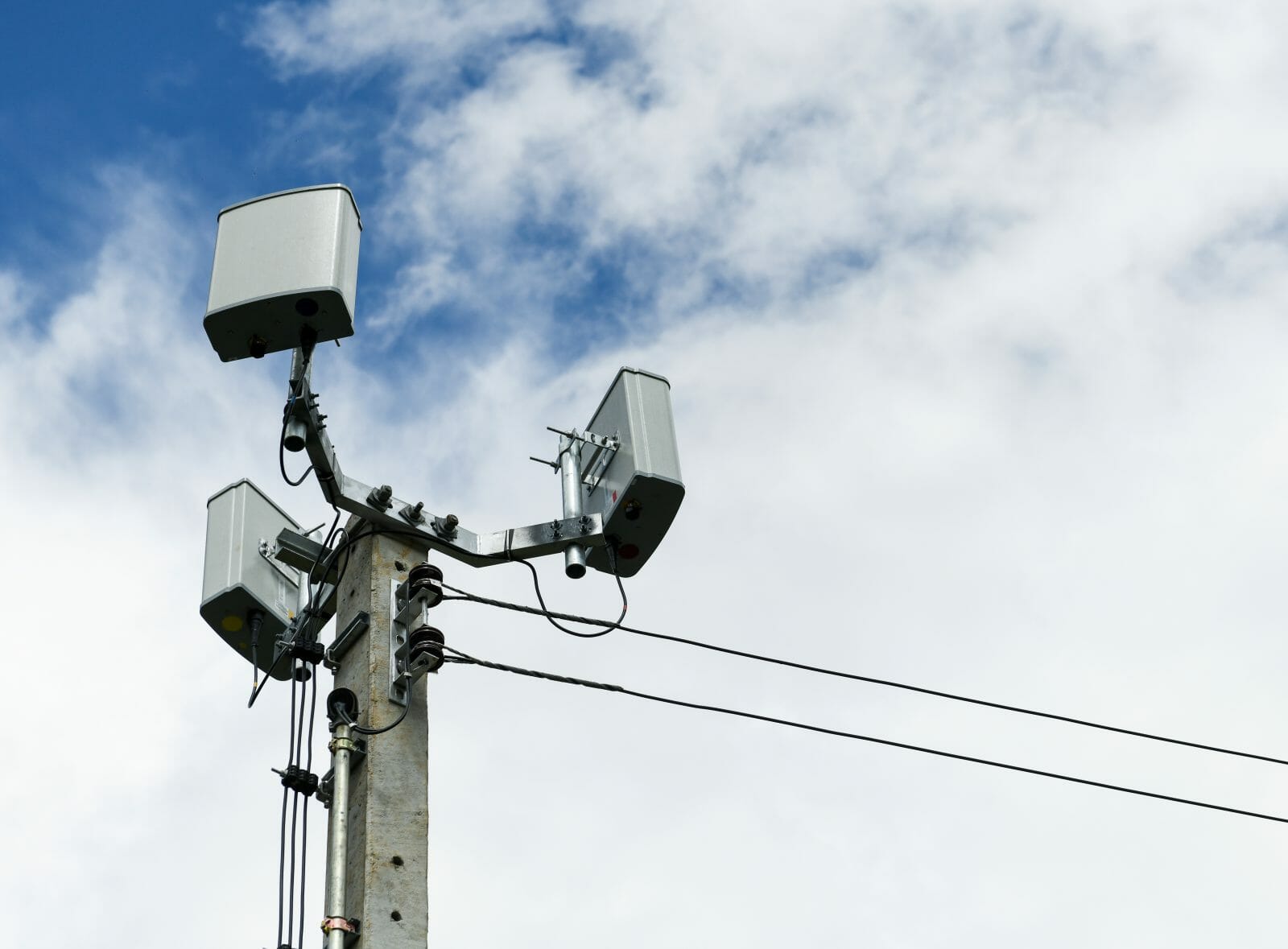 cc675ba7-small-mobile-antenna-on-concrete-pole-1049299958