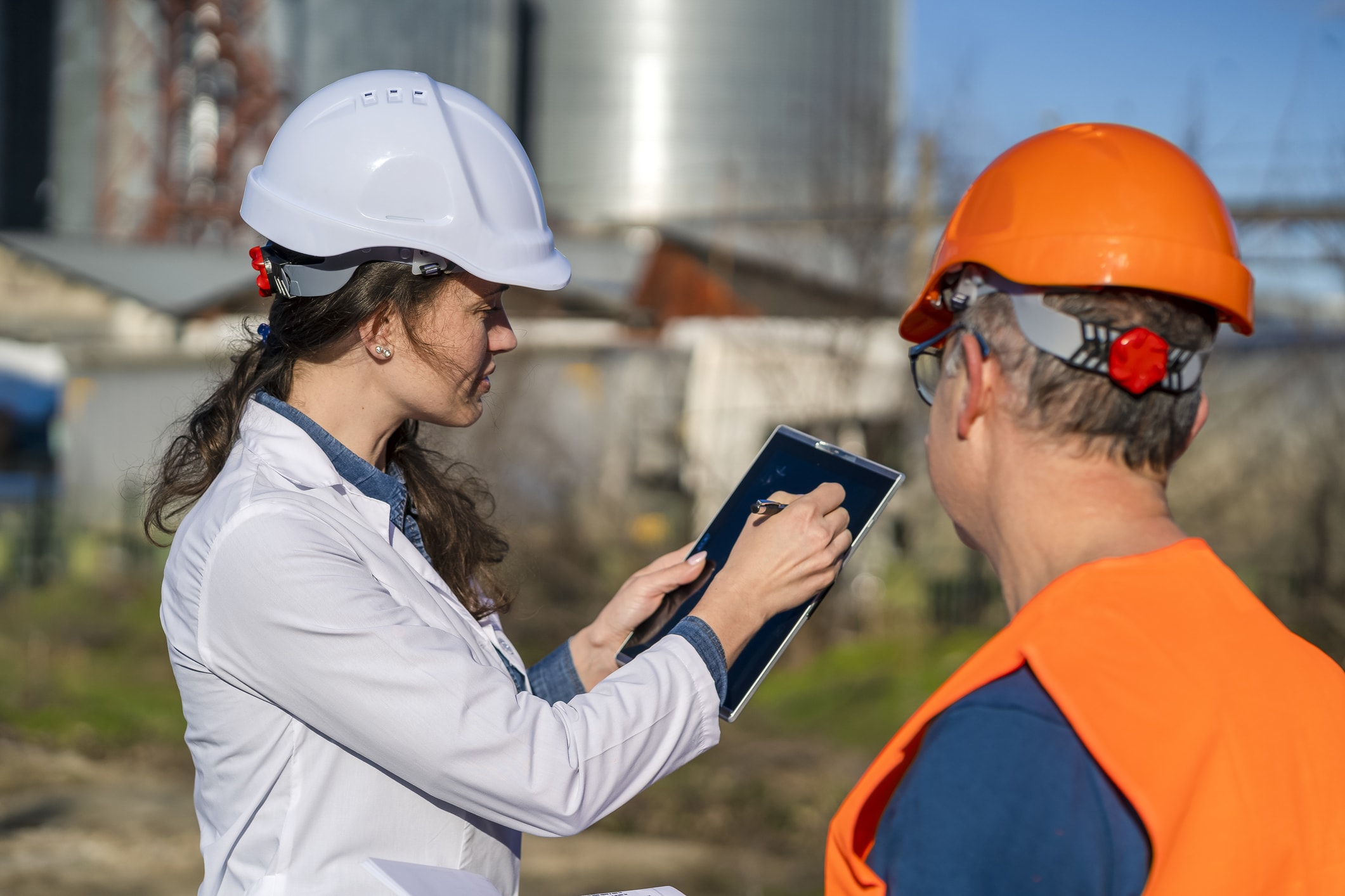 Building-Engineers-Tablet-Worksite